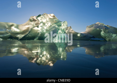 Un iceberg, piégés dans l'eaux gelées du lac Mendenhall éclatante et d'un rétro-éclairage par le soleil du matin, Juneau, Alaska, Winter Banque D'Images