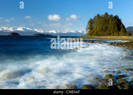 COMPOSITE : Le vent et les vagues livre la côte rocheuse le long d'Eagle Beach, Lynn Canal, le passage de l'Intérieur, de l'Alaska Banque D'Images