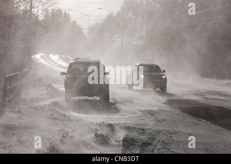 Conduire sur route Véhicules Douglas obscurci par 70 mph soufflant du vent et de la neige, Juneau, Alaska du Sud-Est, l'hiver Banque D'Images