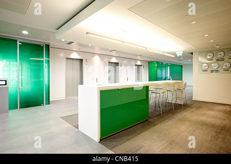 Mur de verre vert salle de réunion city office bank Banque D'Images