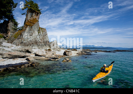 Un niveau de l'eau vue sur mer un canot kayak en eaux calmes le long d'un rivage près de Juneau, Alaska, Passage intérieur Banque D'Images