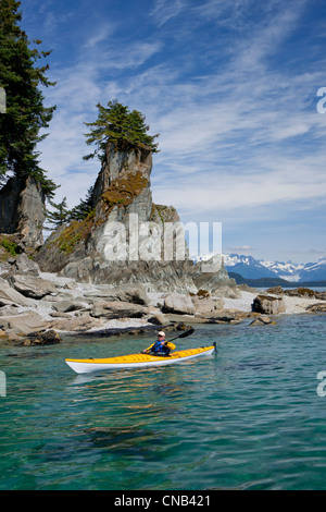 Un niveau de l'eau vue sur mer un canot kayak en eaux calmes le long d'un rivage près de Juneau, Alaska, Passage intérieur Banque D'Images