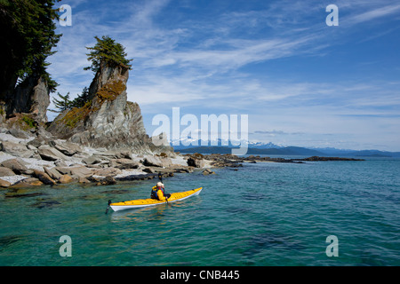 Un niveau de l'eau vue sur mer un canot kayak en eaux calmes le long d'un rivage près de Juneau, Alaska, Passage intérieur Banque D'Images