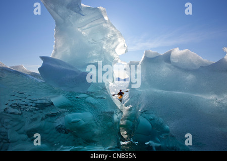 Kayakiste de mer vues grand icebergs dans Passage Stephens, Tracy Arm-Fords la terreur désert, le passage de l'Intérieur, de l'Alaska Banque D'Images