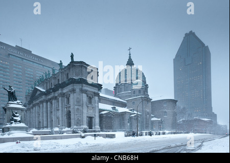 Canada, Québec, Montréal, Marie Reine du Monde (Marie, Reine du monde) et le centre-ville en Banque D'Images