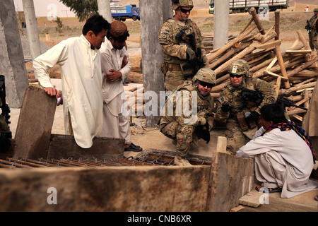 Les membres de l'armée américaine de l'Équipe provinciale de reconstruction de Kandahar, effectuer une étude de site pour un bazar le 29 mars 2012 à Kandahar Banque D'Images