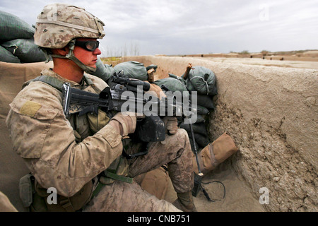 Un Marine américain veille sur sa patrouille pendant un ratissage de sécurité dans un village afghan. Banque D'Images