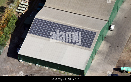 Vue aérienne de panneaux solaires sur un bâtiment de ferme Banque D'Images