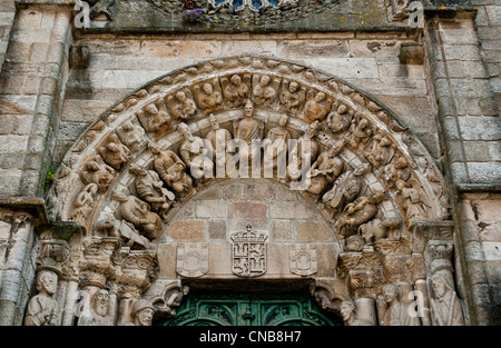 L'Espagne, la Galice, la NOIA, l'église de San Martino, O Tapales musiciens place porte primcipale dessu Banque D'Images