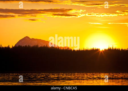 Coucher de soleil sur Bartlett Cove à Glacier Bay National Park & Préserver, sud-est de l'Alaska, l'été Banque D'Images