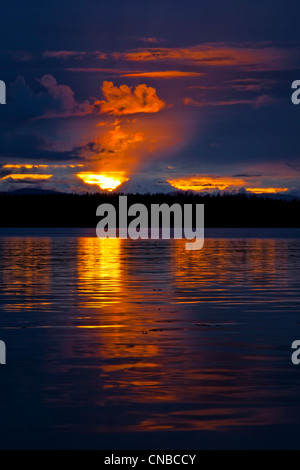 Coucher du soleil derrière les montagnes spectaculaires Fairweather et reflet de l'eau dans Bartlett Cove, Glacier Bay National Park & Préserver Banque D'Images