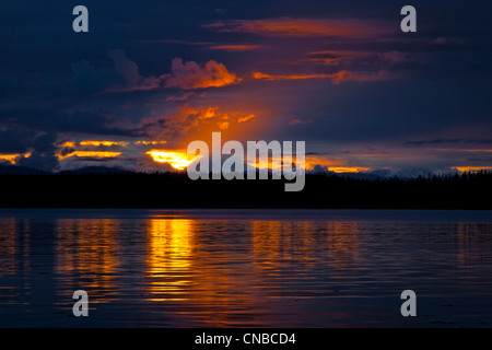 Coucher du soleil derrière les montagnes spectaculaires Fairweather et reflet de l'eau dans Bartlett Cove, Glacier Bay National Park & Préserver Banque D'Images