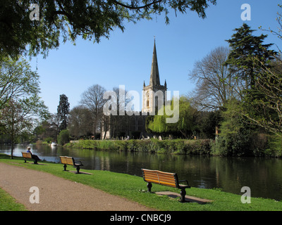 L'église Holy Trinity, Stratford upon Avon, avec la rivière Avon à l'avant-plan. William Shakespeare est enterré ici. Banque D'Images
