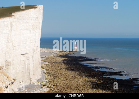 Falaises de craie à Beachy Head près de Eastbourne. East Sussex. L'Angleterre. Avec phare sous falaise sur beach Banque D'Images