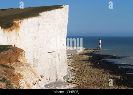 Falaises de craie à Beachy Head près de Eastbourne. East Sussex. L'Angleterre. Avec phare sous falaise sur beach Banque D'Images