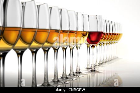 Rangée de plusieurs verres de vin blanc, avec un rouge debout au milieu. Sur une surface réfléchissante blanc et fond blanc. Banque D'Images