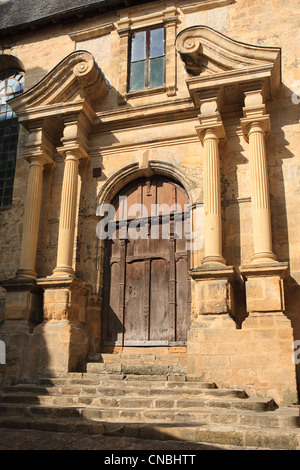 France, dordogne, Périgord Noir, vallée de la dordogne, Sarlat la Caneda, porte d'entrée de l'ancienne chapelle des Pénitents Blancs également Banque D'Images