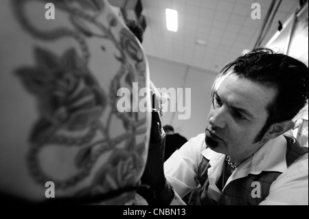 Les tatoueurs du monde entier travaillent à l'Edinburgh Tattoo Convention 2012 à Édimbourg, en Écosse. Banque D'Images