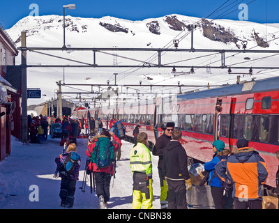 La gare de Finse sur le plateau du Hardanger en Norvège. Chemin de fer de Bergen à Oslo Banque D'Images