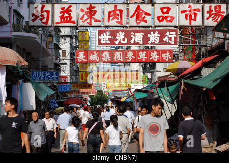 Les passants à un marché de rue dans la région de Sham Shui Po, Hong Kong, Chine Banque D'Images