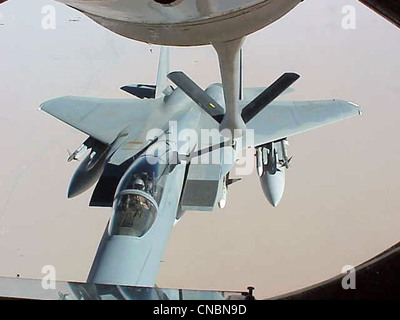 Un aigle F-15 entre pour être ravitaillé par un KC-135R Stratotanker de la 319e Escadre de ravitaillement en vol de la base aérienne de Grand Forks, N.D., le 12 avril 2012 au-dessus du centre des États-Unis. Banque D'Images