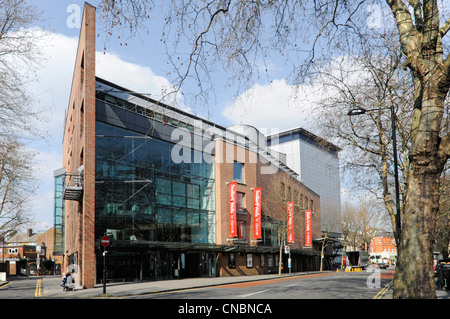 Arbres d'hiver et affiches de bannière avec vue ensoleillée sur la façade de rue De Sadlers Wells Theatre, bâtiment d'un lieu des arts de la scène dans Clerkenwell Londres Angleterre Royaume-Uni Banque D'Images