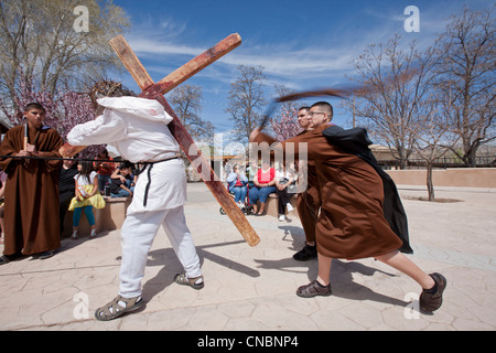 Re-adoption de la Passion du Christ au cours des fêtes de Pâques au Sanctuaire Chimayo, Nouveau Mexique. Banque D'Images