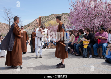 Re-adoption de la Passion du Christ au cours des fêtes de Pâques au Sanctuaire Chimayo, Nouveau Mexique. Banque D'Images