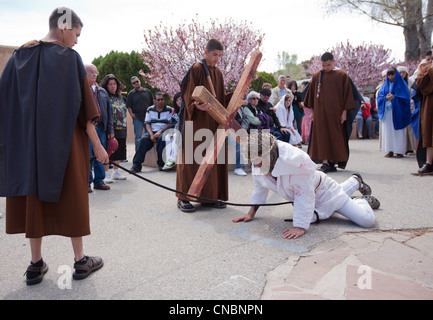 Re-adoption de la Passion du Christ au cours des fêtes de Pâques au Sanctuaire Chimayo, Nouveau Mexique. Banque D'Images