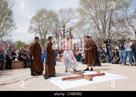 Re-adoption de la Passion du Christ au cours des fêtes de Pâques au Sanctuaire Chimayo, Nouveau Mexique. Banque D'Images