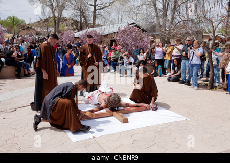 Re-adoption de la Passion du Christ au cours des fêtes de Pâques au Sanctuaire Chimayo, Nouveau Mexique. Banque D'Images