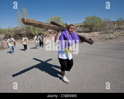 Pilgrim portant une croix sur son chemin à la Sanctuaire Chimayo, Nouveau Mexique, au cours de la semaine de Pâques. Banque D'Images