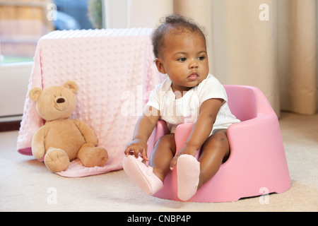 Un Bebe Est Assis Dans Un Siege Bebe Uk Photo Stock Alamy