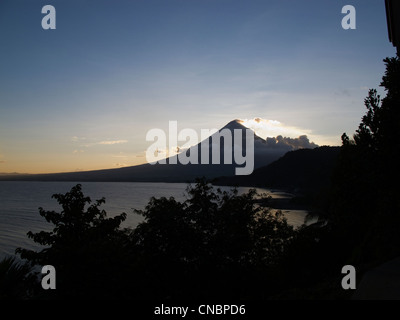 Le cône parfait du volcan Mayon Mt près de Legazpi aux Philippines Banque D'Images