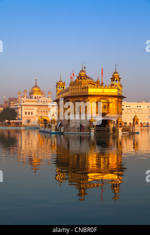 L'Inde, Punjab, Amritsar, Temple d'or dans la lumière du matin d'or Banque D'Images