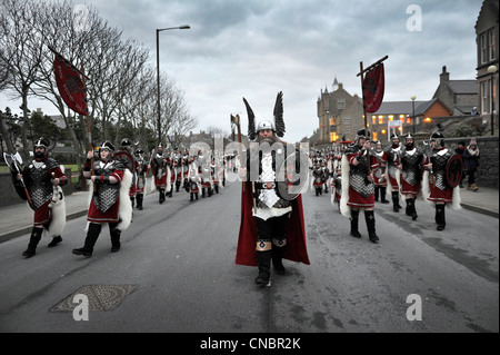 Des hommes habillés en costume Viking prendre part à l'assemblée jusqu'Helly Aa festival à Lerwick, Shetland Island, en Écosse. Banque D'Images