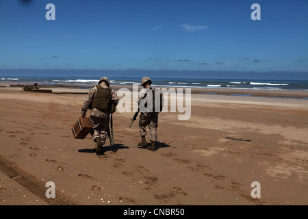 MAROC - Marines avec la 24e unité expéditionnaire maritime décharger les fournitures après l'atterrissage à une plage au Maroc 9 avril 2012, pendant l'exercice African Lion 12. Le 24e MEU participe à l'exercice visant à continuer à construire sur les relations entre les forces américaines et marocaines et à en apprendre davantage sur les forces armées de l'autre. Cet exercice est le premier événement du 24e MEU et du groupe prêt amphibie Iwo Jima, qui se sont déployés en mars sur un déploiement régulier prévu pour servir de réserve de théâtre et de force de réponse à la crise. Banque D'Images