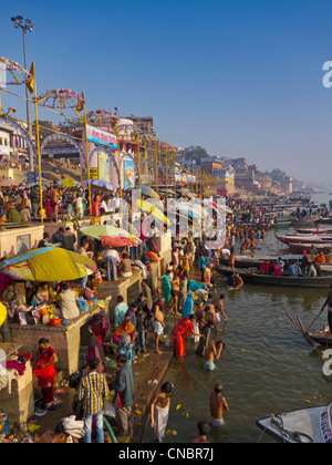 L'Inde, Uttar Pradesh, Varanasi, pèlerins echelle et prier dans le Gange Banque D'Images