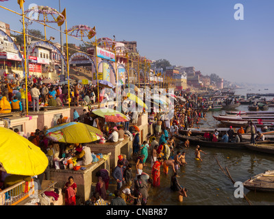 L'Inde, Uttar Pradesh, Varanasi, pèlerins echelle et prier dans le Gange Banque D'Images