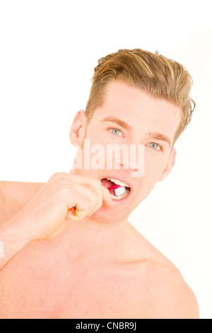 Jeune homme se brosser les dents Banque D'Images