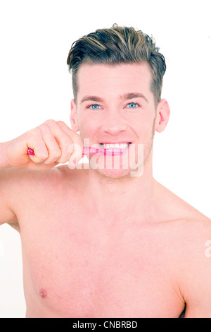 Jeune homme se brosser les dents Banque D'Images