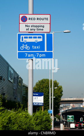 London Red Route signalisation routière, Staples Corner, Edgware Road A5, Londres. Banque D'Images