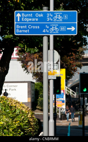 Des indications, Staples Corner, Edgware Road A5, Londres. Banque D'Images