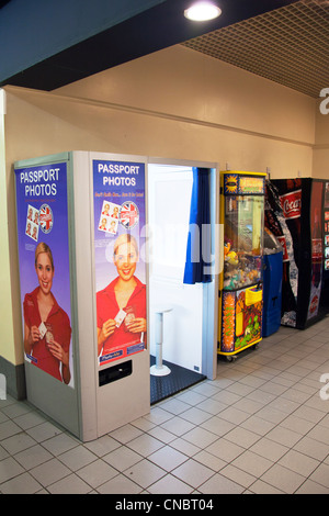 Photo passeport stand machine automatique de boissons et de jeux à jouer dans Victoria Centre-ville de Grimsby Banque D'Images