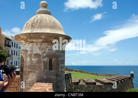 Une vue sur le quartier historique de San Cristobal des tours de fortification situé dans le Vieux San Juan Puerto Rico avec vue sur El Morro. Banque D'Images