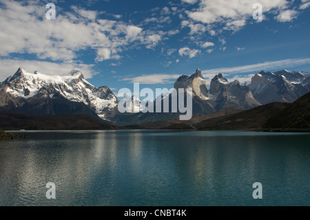 Lago Pehoe avec Cerro Paine Grande et Cuernos del Paine Parc National Torres del Paine Patagonie Chili Banque D'Images