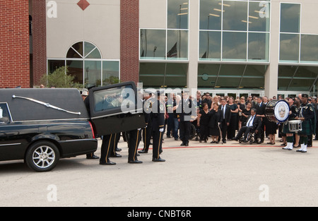 Des milliers de personnes ont assisté aux funérailles Austin Policier Jaime Padron, qui a été tué dans l'exercice de leurs fonctions dans une cérémonie complète Banque D'Images