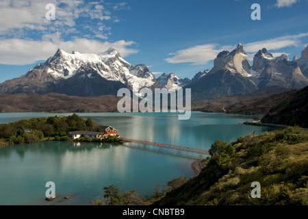 Le lac Pehoe avec Hosteria Pehoe, Parc National Torres del Paine Patagonie Chili Banque D'Images