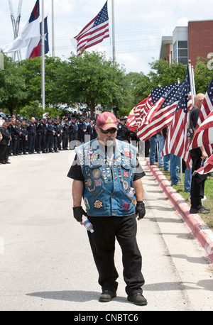 Des milliers de personnes ont assisté aux funérailles Austin Policier Jaime Padron, qui a été tué dans l'exercice de leurs fonctions les drapeaux des anciens combattants Banque D'Images