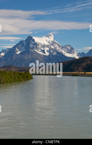 Gris Rio et Cerro Paine Grande Parc National Torres del Paine Patagonie Chili Banque D'Images